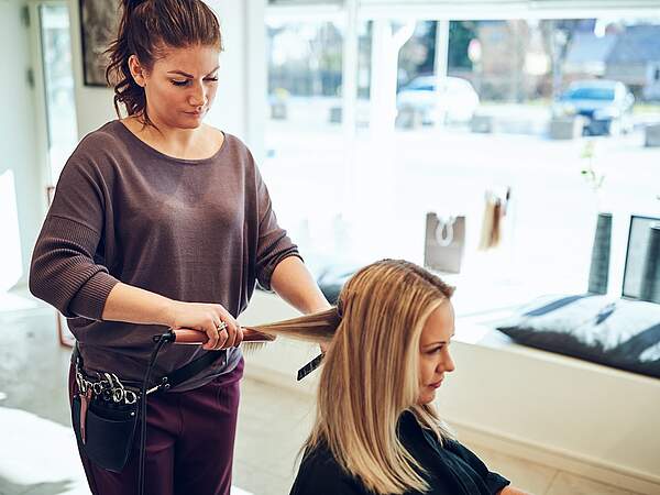 Une coiffeuse au travail