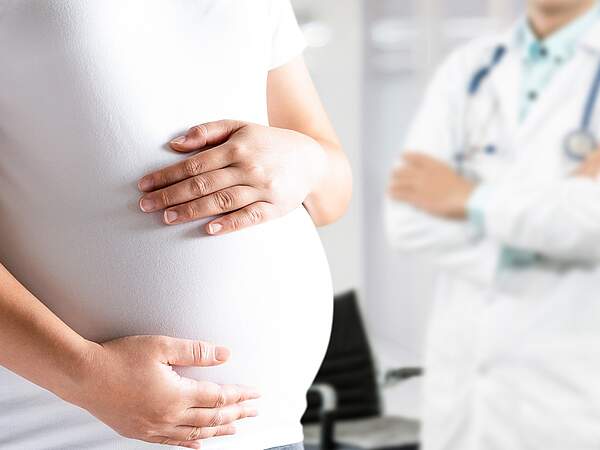 Une femme enceinte chez son médecin.