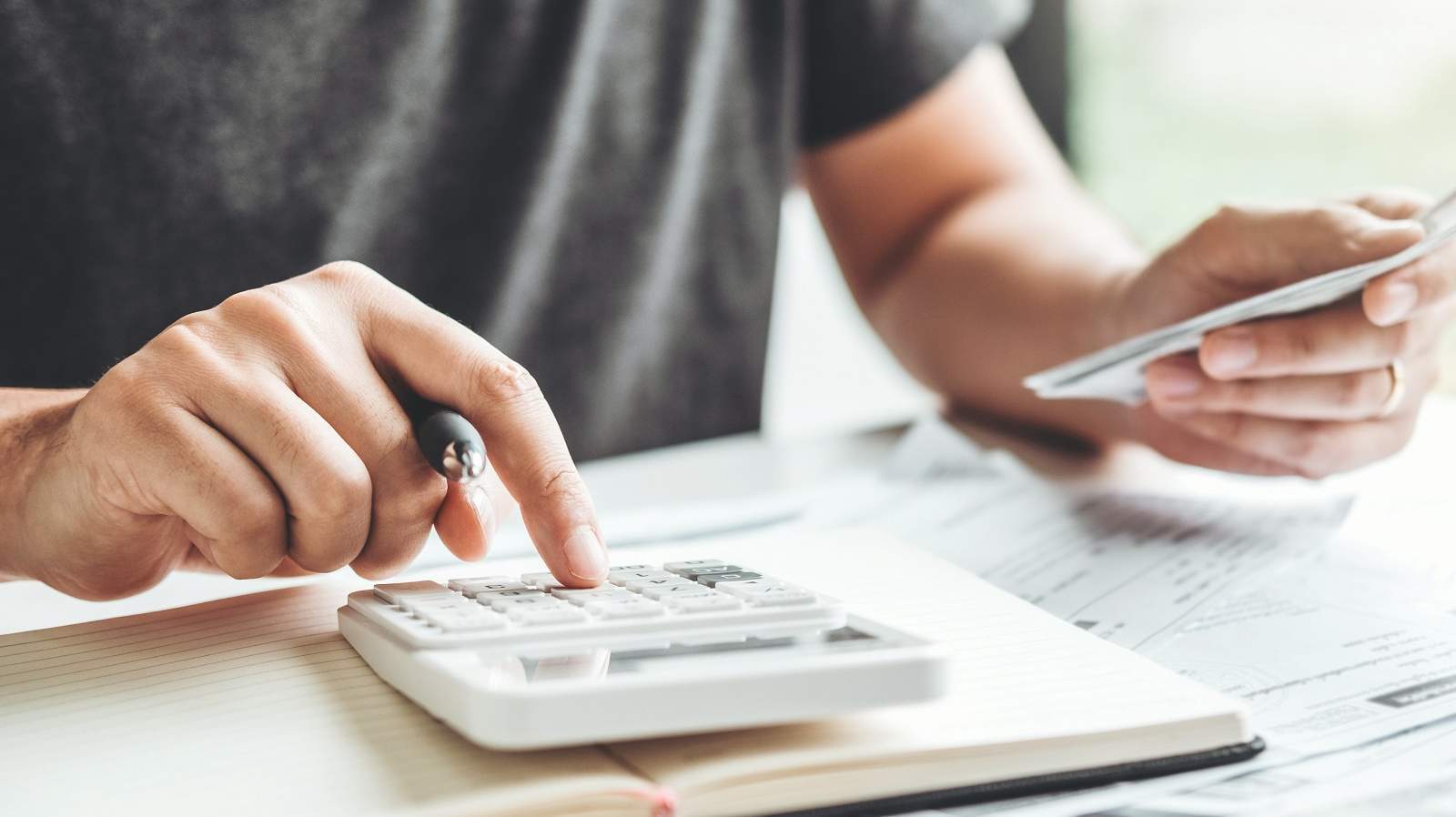 Une personne qui calcule