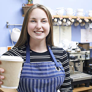 Une jeune femme travaille dans un café-bar.