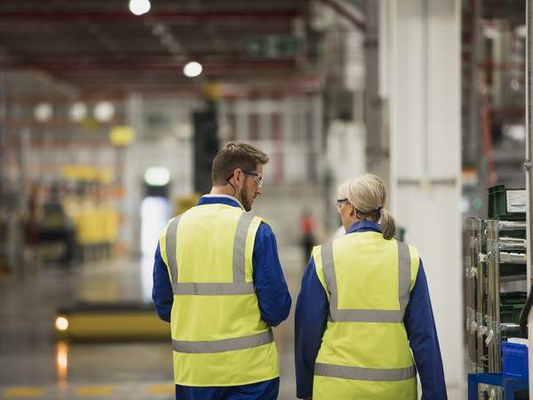 Égalité des salaires Une travailleuse et un travailleur