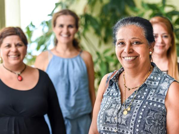 Migration Demmes migrantes qui rient