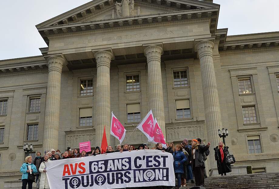 Des femmes devant le bâtiment du tribunal fédéral