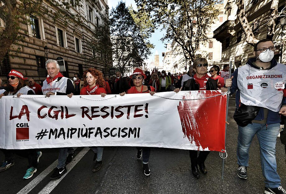 Manif "Mai più fascismi" 16. 10. 2021 à Rome, banderole principale