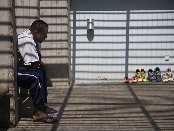 Alain dans la cour d'une prison